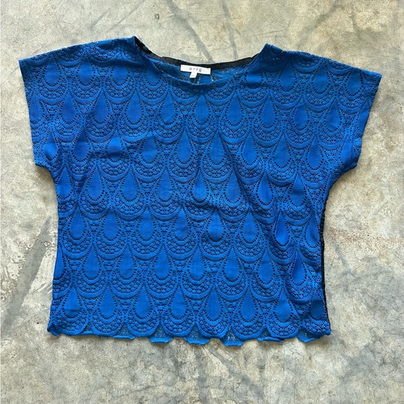 HYPR Tops - 💙 Detailed Lace-like Blue Short Sleeve Knit Tee
